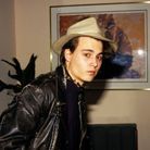 En 1987, Johnny Depp n’a que 24 ans et déjà, il cache ses cheveux sous un chapeau de cow-boy, une de ses signatures !