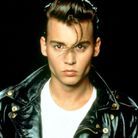 En 1990, l’acteur est sublime en bad boy rétro avec sa mèche rebelle qui tombe devant ses yeux.