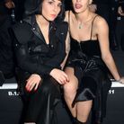 Alice Dellal et Noomi Rapace au défilé Versus Versace