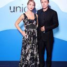 Casey Affleck et sa compagne Caylee Cowan sur le tapis rouge LuisaViaRoma x UNICEF
