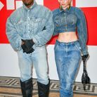 Kanye West et Julia Fox posent devant les photographes