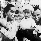 Aung San Suu Kyi dans les bras de sa mère en 1945