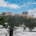 Sous un ciel bleu, un paysage que les habitants d'Athènes n'ont pas l'habitude de voir