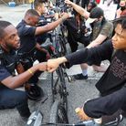 Certains policiers américains ont suivi le mouvement « Take a knee » 