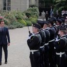 Emmanuel Macron passe en revue les troupes 