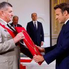 Emmanuel Macron reçoit le grand collier de la Légion d'honneur 