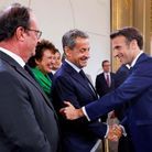 Emmanuel Macron salue les anciens présidents de la République
