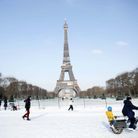 La Tour Eiffel qui émerge d'un sol blanc 