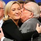 Marine Le Pen exclut son père du Front National 