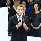  « Une gare, c’est un lieu où on croise les gens qui réussissent et ceux qui n’ont rien » – Emmanuel Macron  