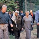 En 1998, Madeleine Albright rencontre, accompagnée du président américain Bill Clinton et de son vice-président Al Gore, le leader palestinien Y...