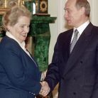 Madeleine Albright rend visite à Vladimir Poutine alors qu'il vient tout juste d'être élu président de la Russie, en 2000.
