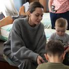 L'actrice américaine joue avec de jeunes enfants qui ont connu plus de deux mois de guerre