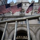 Le Trump International Hotel protégé par des barrières en fer
