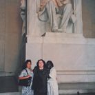 Les demi-soeurs de Barack Obama, Maya Soetoro-Ng (à gauche) et Auma Obama (à droite), avec sa mère, Ann Dunham, au Lincoln Memorial à Washington
