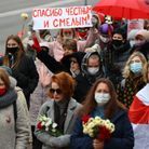 Une chaîne humaine de femmes défie le « dernier dictateur d’Europe » en Biélorussie